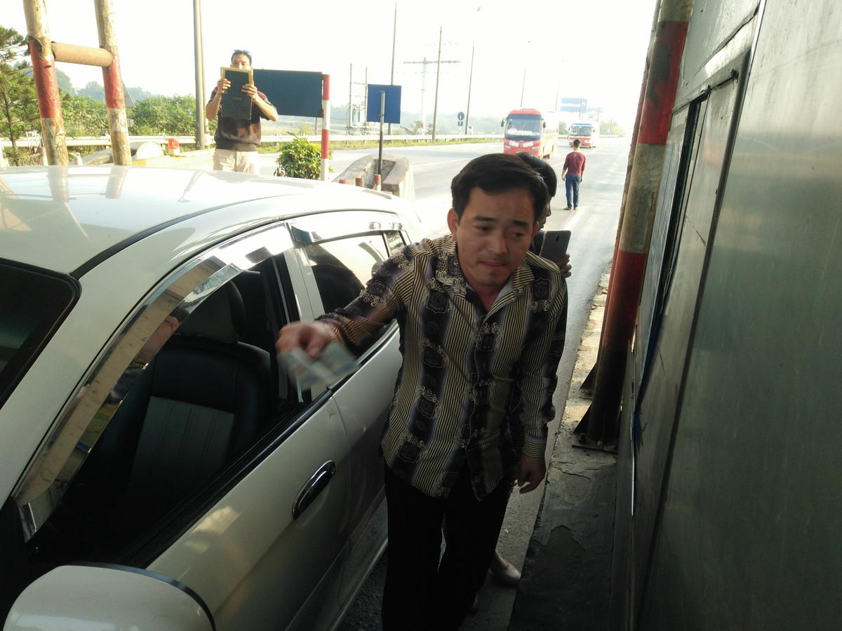 Nam tài xế sau đó xuống xe mím môi, nghiến răng đòi lại tiền và yêu cầu nữ nhân viên trạm BOT Bắc Thăng Long - Nội Bài phải xin lỗi vì hành động giật tiền, đóng cửa của mình.