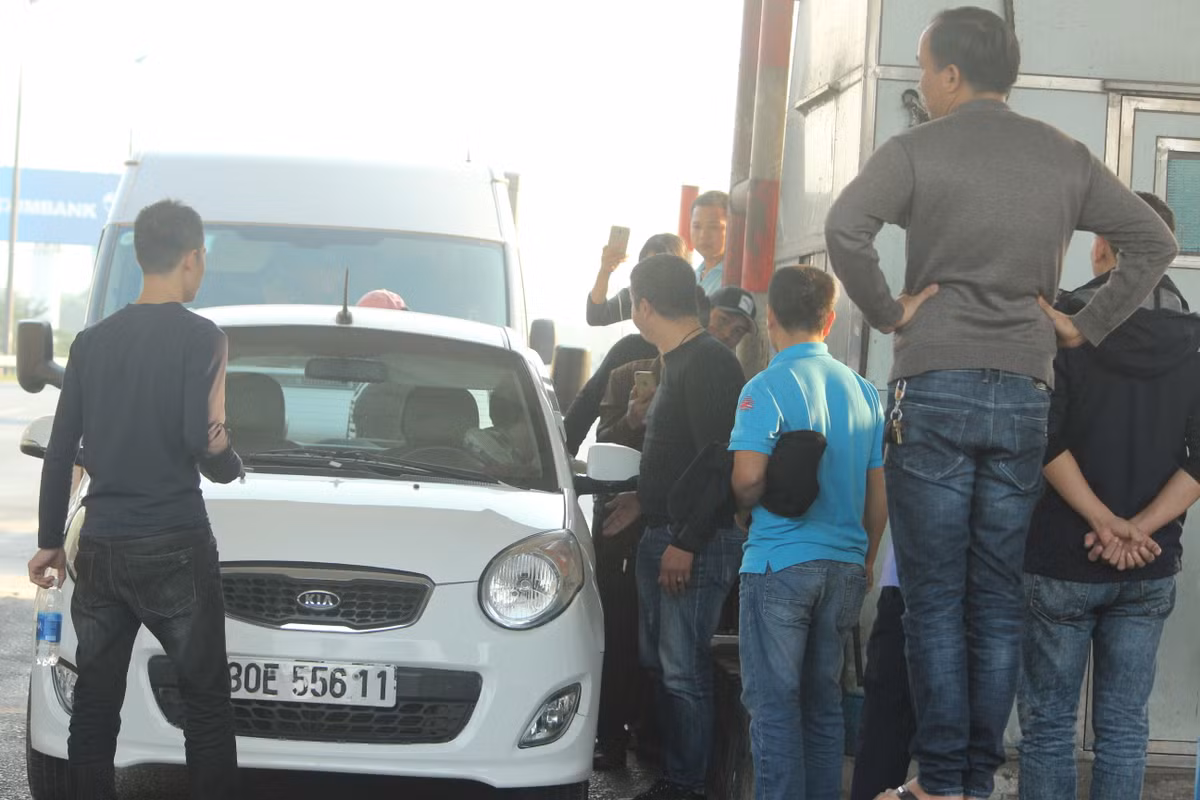 Ngay sau đó tài xế này tỏ ra giận dữ và phản ứng gay gắt cho rằng, nữ nhân viên ngồi trong phòng thu vé đã có hành động giật tiền từ tay mình rồi đóng sập cửa sổ lại mà không trả tiền thừa.