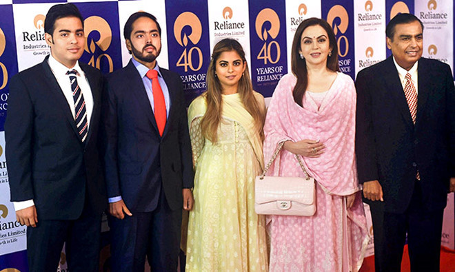 Chủ của gia đình này là Mukesh Ambani - tỷ phú giàu nhất châu Á cùng vợ Nita Ambani và 3 con gồm Anant Ambani, 23 tuổi và cặp song sinh Isha và Akash Ambani, 27 tuổi. Ảnh: Getty Images.