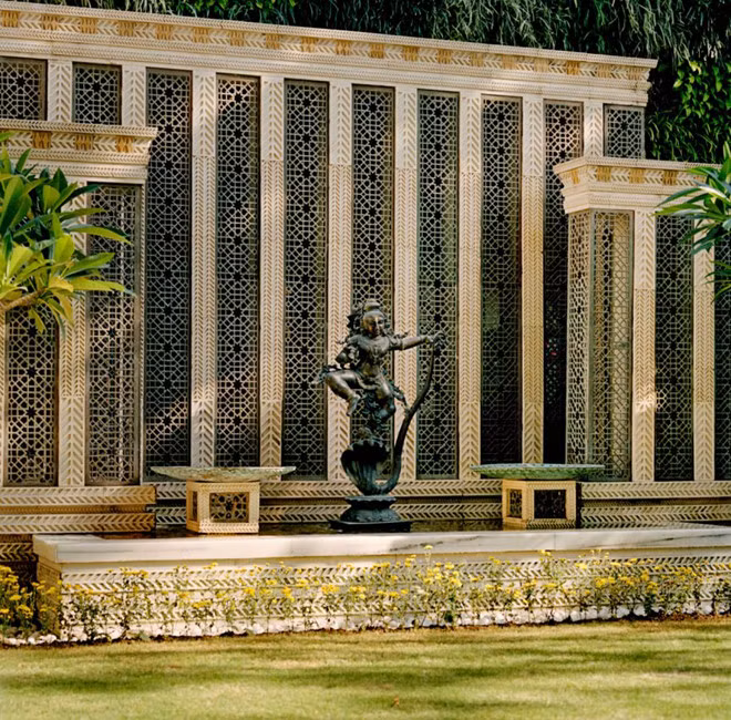 Căn nhà này có 9 thang máy, mỗi chiếc di chuyển tới các phòng khác nhau và dành riêng cho người làm, khách, chủ nhân. Tại đây có 6 tầng dùng để đỗ xe với tổng sức chứa 168 chiếc và riêng tầng 7 cho các hoạt động bảo dưỡng xe. Ảnh: Vanity Fair.