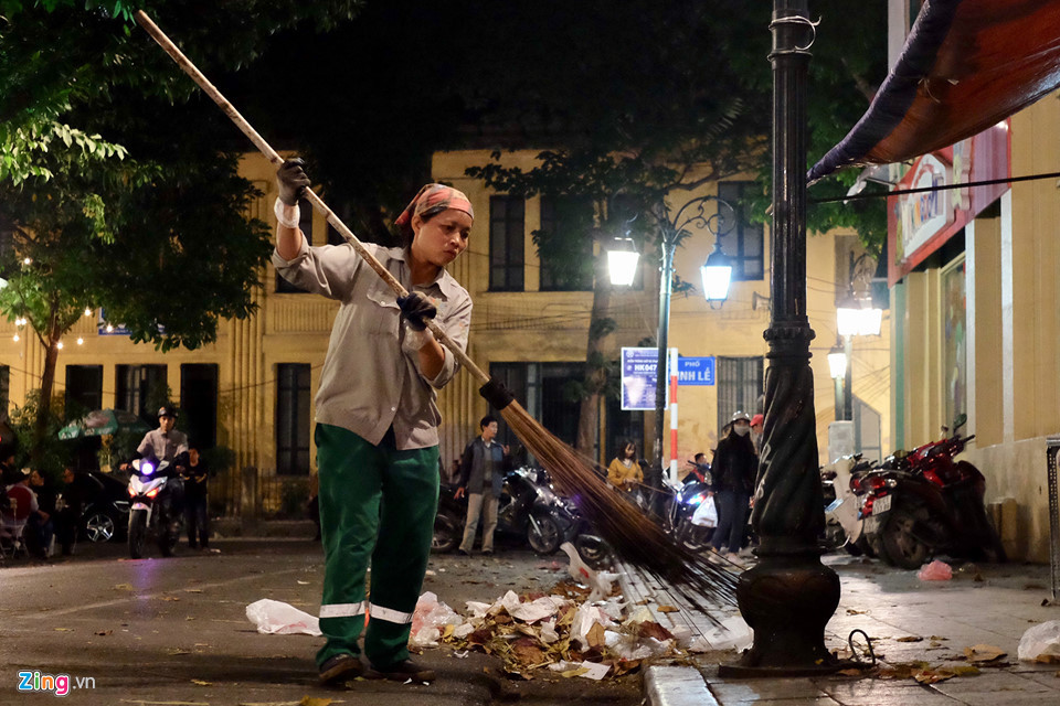 Chị công nhân môi trường cho biết năm nào cũng phải dọn dẹp vất vả như thế này.