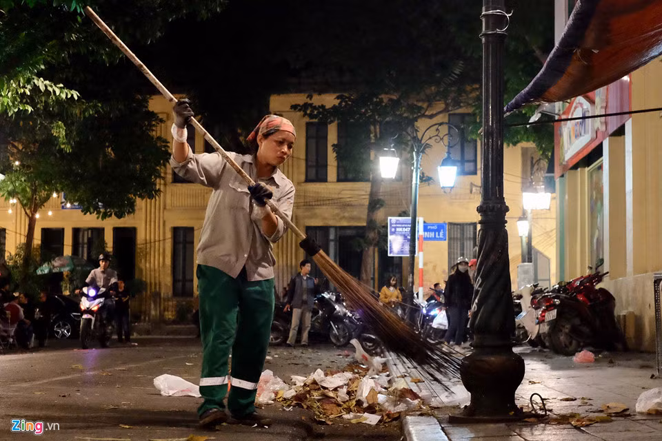 Chị công nhân môi trường cho biết năm nào cũng phải dọn dẹp vất vả như thế này.