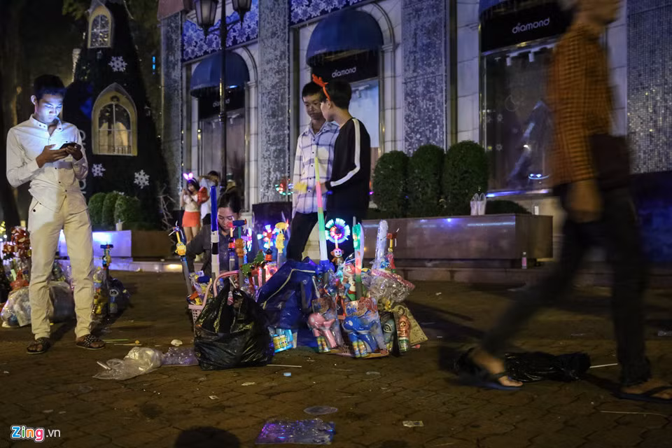 Hơn 12h đêm, còn một vài người bán hàng rong vẫn kiên nhẫn ngồi bán hàng.