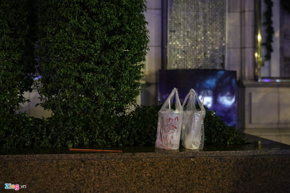 Những ly nước uống dở cũng bị để lại trên bồn những chậu cây trang trí thay vì vứt vào thùng rác.