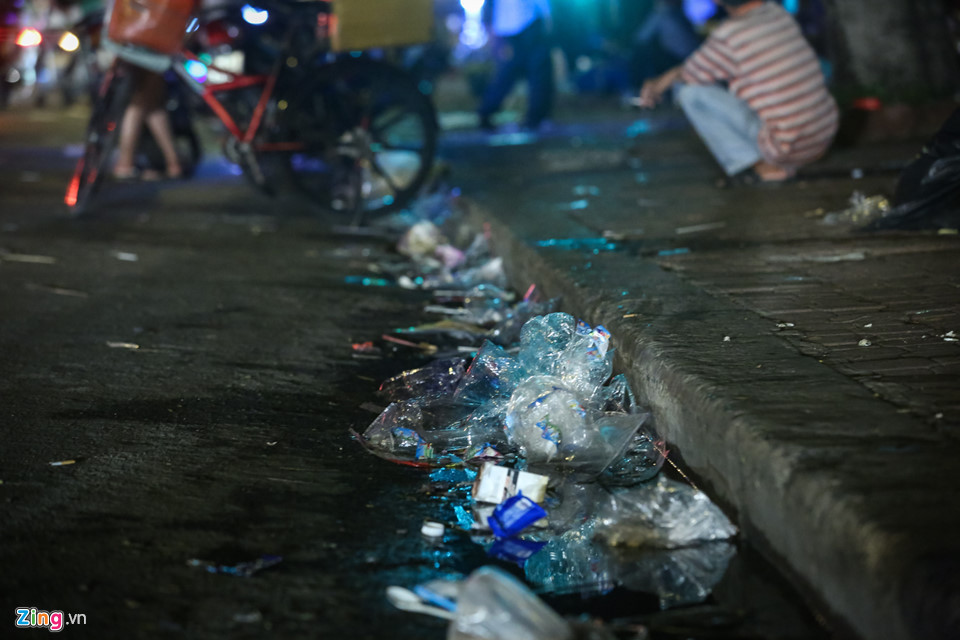 Rác bị vô tư xả đầy nghẹt dưới bậc thềm lề đường. Chiều nay, Sài Gòn có cơn mưa khá to nên lượng nước chưa kịp thoát đã gây nên mùi khó chịu.