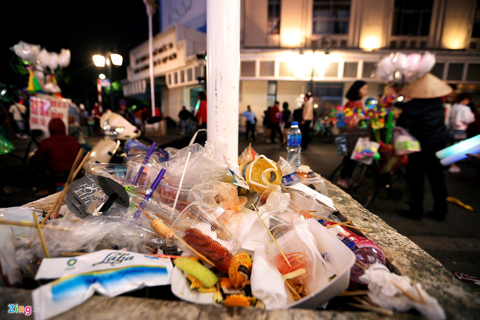 Tại ngã tư Tràng Tiền - Đinh Tiên Hoàng, rác bị xả đầy chân cột đèn hoặc cột biển báo giao thông.