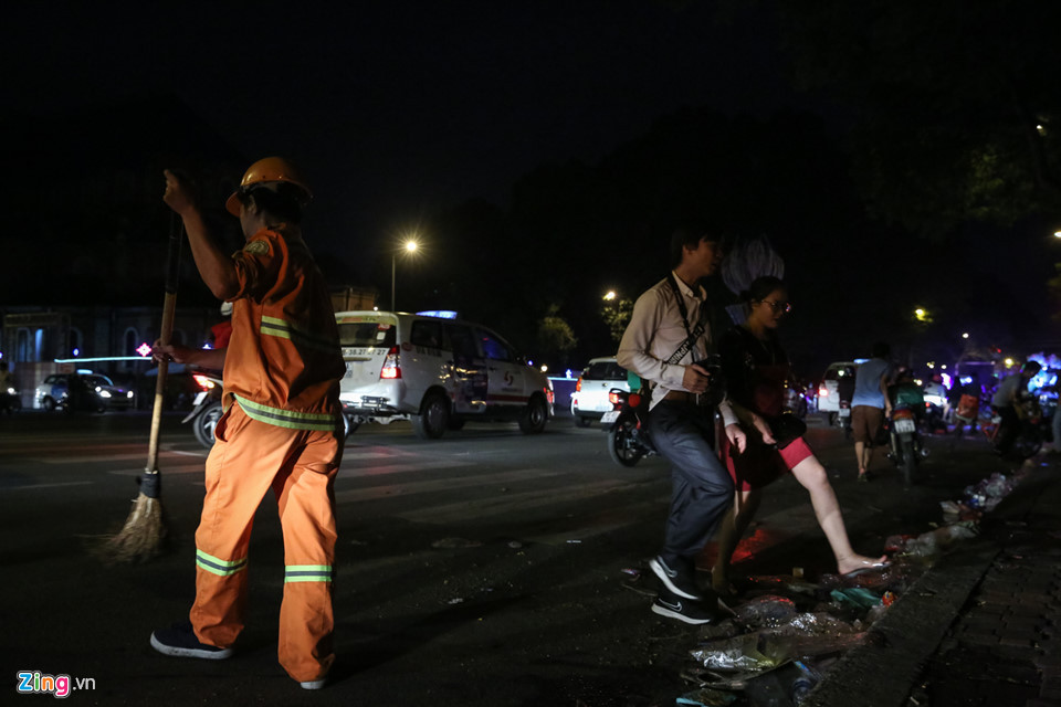 Gần 1h, lực lượng vệ sinh bắt đầu dọn dẹp "bãi chiến trường" này. Một công nhân vệ sinh cho biết anh sẽ phải dọn hết tất cả rác thải này mới được nghỉ.