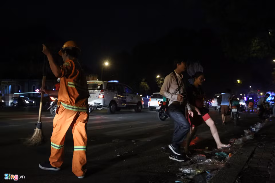 Gần 1h, lực lượng vệ sinh bắt đầu dọn dẹp "bãi chiến trường" này. Một công nhân vệ sinh cho biết anh sẽ phải dọn hết tất cả rác thải này mới được nghỉ.