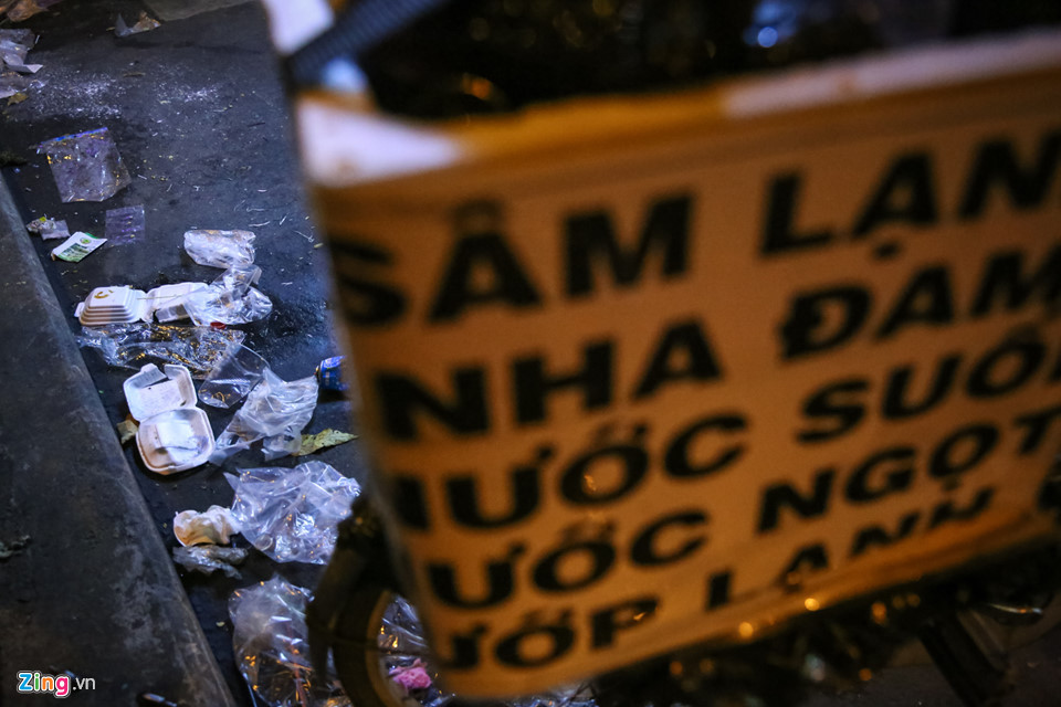 Lượng người đi chơi Giáng sinh tuy không đông bằng những năm trước. Tuy nhiên, rác thải vẫn bị xả rất nhiều.