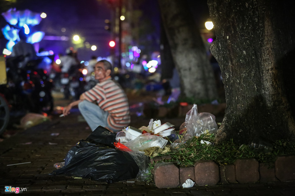Nơi được vứt rác phổ biến nhất là ở các gốc cây, với đủ loại bao bì, vỏ hộp.