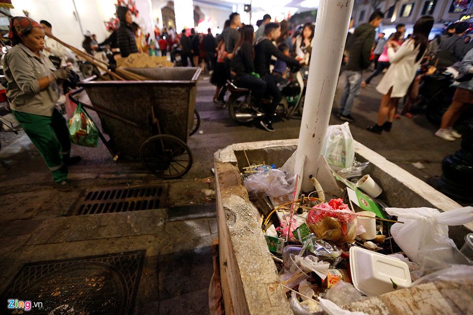 Trong số này chủ yếu là vỏ hộp đựng thức ăn, hộp sữa đã sử dụng và cốc giấy, túi nilon.