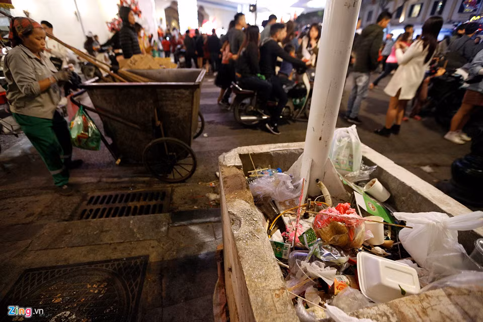 Trong số này chủ yếu là vỏ hộp đựng thức ăn, hộp sữa đã sử dụng và cốc giấy, túi nilon.