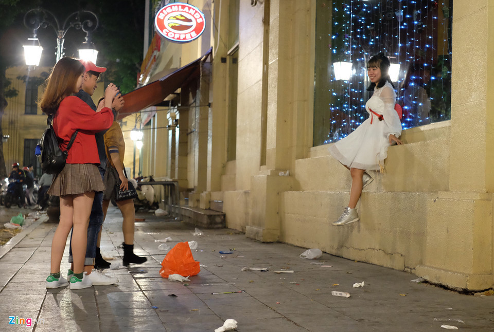 Tương tự là cảnh vui chơi nhưng bị rác "bao vây" ở các tuyến phố gần hồ Gươm (Hà Nội).