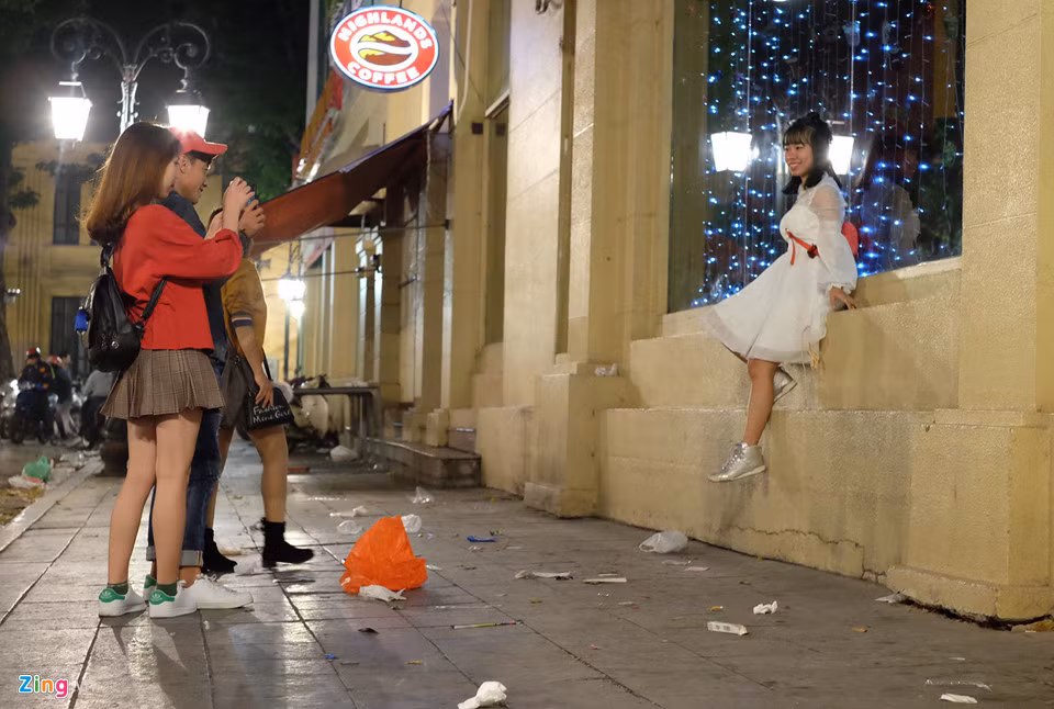 Tương tự là cảnh vui chơi nhưng bị rác "bao vây" ở các tuyến phố gần hồ Gươm (Hà Nội).