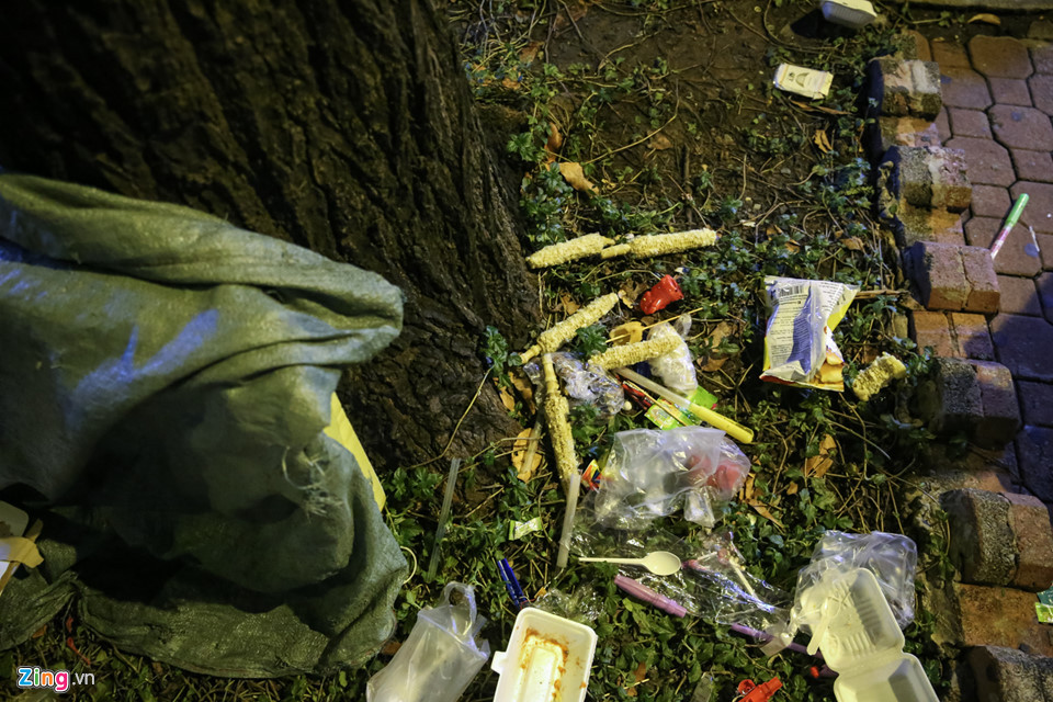 Đủ loại rác thải bị vứt bừa bãi xuống bồn gốc cây.