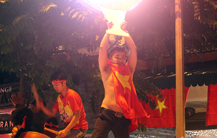 Nhiều cổ động viên lúc này đã quên đi cái cảm giác hơi lạnh của thời tiết mà cởi phăng chiếc áo.