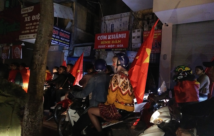 Du khách nước ngoài cũng ra đường ăn mừng chiến thắng với người hâm mộ Việt Nam.