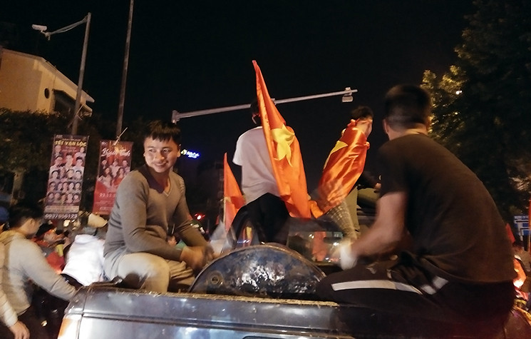 Cổ động viên mang theo cả thùng phi để đánh vang khắp phố Hà Nội.