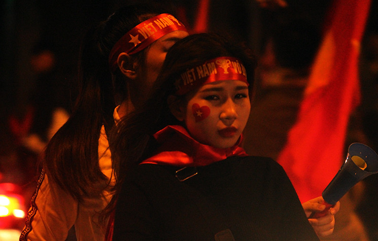 Các cổ động viên nữ cũng nhanh chóng cùng bạn bè xuống phố ăn mừng chiến thắng của đội tuyển Việt Nam.