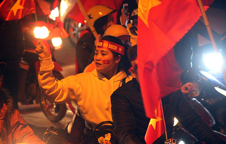 Những băng rôn, khẩu hiểu được cổ động viên mang theo để ăn mừng chiến thắng. Mọi người ra đường đều mang theo cảm xúc thăng hoa rất tuyệt vời.