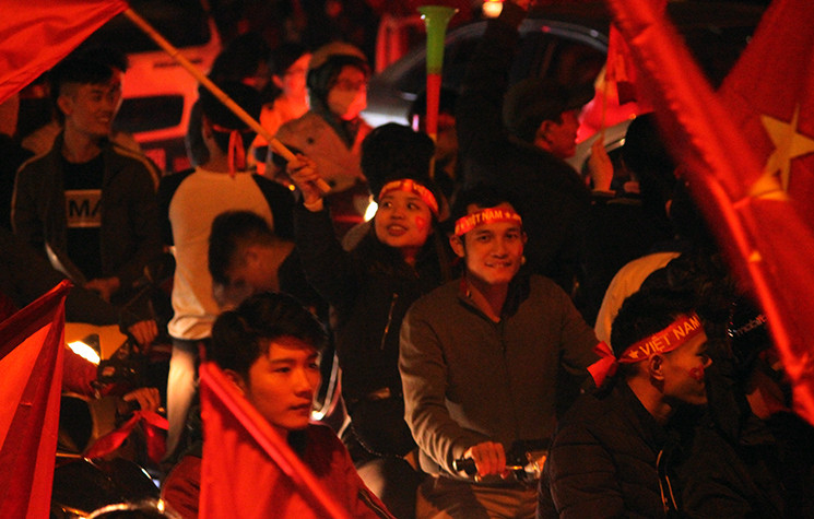 Niềm vui vỡ òa của người hâm mộ bóng đá Việt Nam.