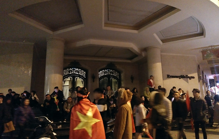 Dù đã sang ngày hôm sau nhưng ở khu vực Tràng Tiền người hâm mộ vẫn tập trung nhau vui mừng chiến thắng.