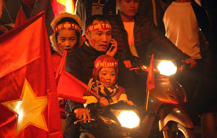 Các em nhỏ được phụ huynh đưa đi "bão" mừng đội tuyển Việt Nam giành cúp vô địch AFF Cup 2018.