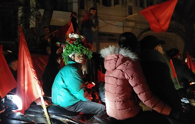 Đến 2h30 ngày 16/12, nhiều cổ động viên trên phố Bà Triệu vừa đi vừa hát, vừa nhảy múa, đánh trống rộn ràng.