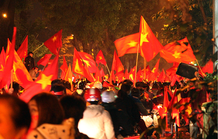 Ghi nhận của PV Kiến Thức, cổ động viên khắp các ngả đường đều tập trung di chuyển theo hướng về trung tâm TP Hà Nội. Hình ảnh cờ đỏ Tổ quốc tung bay rực rỡ trên tuyến phố Kim Mã (Hà Nội).