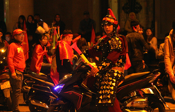 Một số người hâm mộ hóa trang thành các nhân vật trong phim truyện đi "bão" ở Hà Nội.