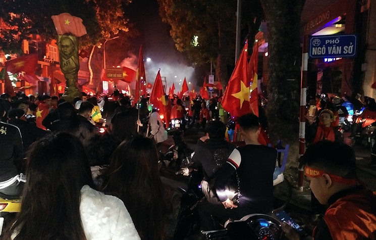 Nút giao Bà Triệu - Ngô Văn Sở lúc 2h40 ngày 16/12 đông nghịt cổ động viên.