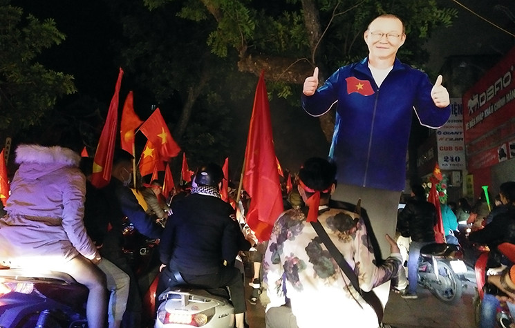 Hình ảnh ông Park Hang Seo được người hâm mộ mang theo trên đường như muốn gửi lời cảm ơn sâu sắc nhất đến ông đã giúp người hâm mộ Việt Nam có được niềm vui thăng hoa như thế này. 