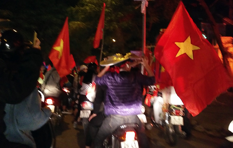 Có người còn mang cả mâm đi gõ.