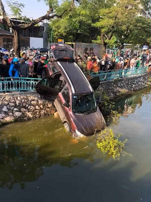 Tai xe say ruou phong o to cam dau xuong ho Truc Bach