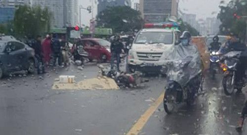 Nguoi di xe may dap dau xuong duong tu vong sau va cham