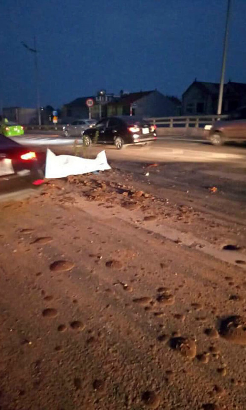 4 o to dam nhau lien hoan tren duong ra san bay Noi Bai-Hinh-4