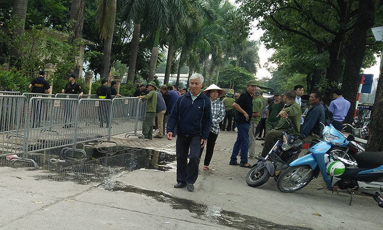 Có những lúc nữ phe vé bám riết người hâm mộ mua được vé để gạ gẫm bán lại.