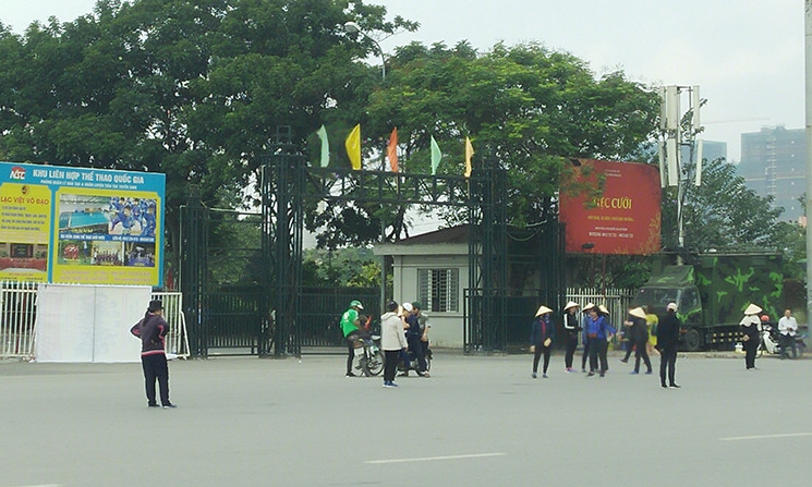 Theo quan sát của PV Kiến Thức, ngoài những tấm vé cầm trên tay, thì các phe vé còn móc những tấm vé từ bên trong những chiếc phong bì ra để chào mời người hâm mộ với giá cao.