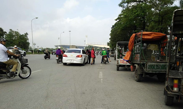 Những chiếc vé vẫn được các phe vé này hét giá cao ngất ngưởng, gấp 4,5 lần giá vé gốc. "Đây là cặp khán đài C. Em mua đi chị lấy 2,5 triệu thôi". - một phe vé mời.