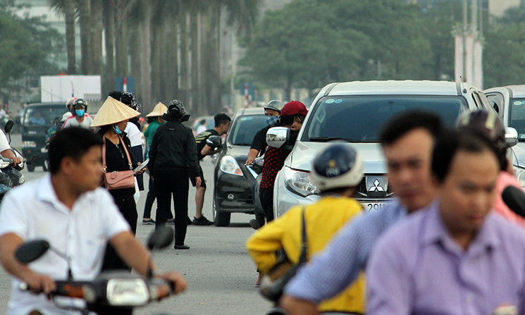 Cảnh chèo kéo, mời mọc phản cảm gây hỗn loạn giao thông khu vực trước cửa sân vận động Quốc gia Mỹ Đình.