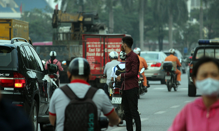 Thời điểm PV ghi nhận, tuyến đường có rất đông các phương tiện tham gia lưu thông, thậm chí có cả bóng dáng lực lượng chức năng đi tuần tra, kiểm soát nhưng các phe vé vẫn hiên ngang lao ra giữa đường chặn xe, chào mời mua vé.