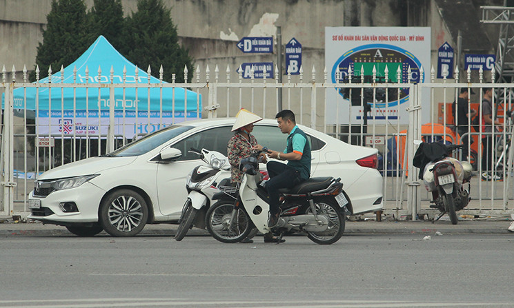 Tương tự, tại khu vực sân vận động Quốc gia Mỹ Đình, phe vé hoạt động chào mời người hâm mộ cũng vô cùng rầm rộ.
