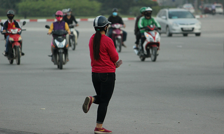 Một phe vé đứng hiên ngang giữa đường để bán vé.