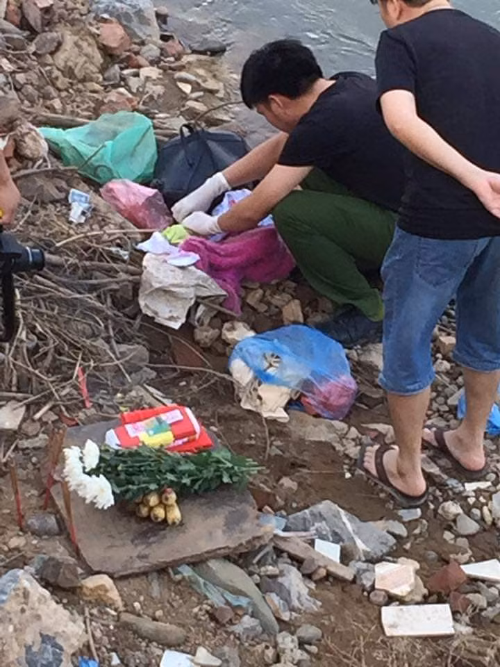 Phat hien thi the tre so sinh nhet balo vut canh song