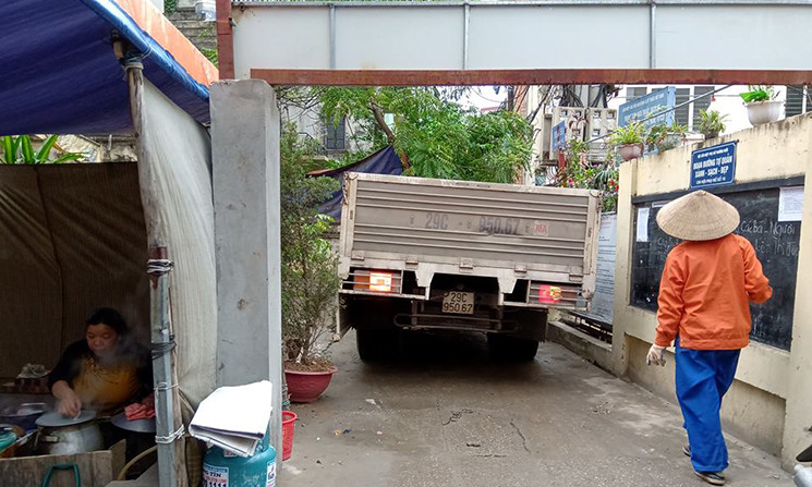 Đủ các loại xe tải chạy "quần nát" khu dân cư số 15- Tổ dân phố 46,47 của phường Bưởi.