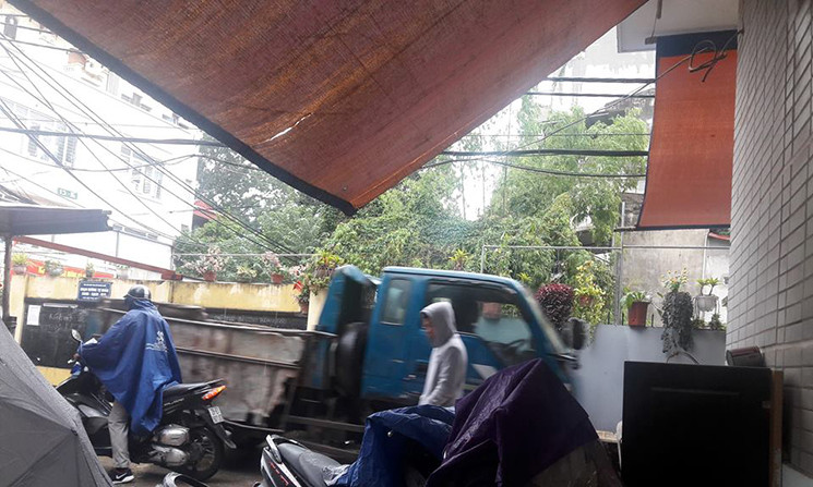 Trao đổi với PV Kiến Thức, ông T. (một người dân) cho biết: “Chúng tôi rất bức xúc việc xe tải ra vào chạy ầm ầm cả ngày lẫn đêm. Trong các cuộc giao ban ở phường chúng tôi đã phản ánh lên UBND phường nhưng đến nay tình trạng này vẫn không hề giảm”.