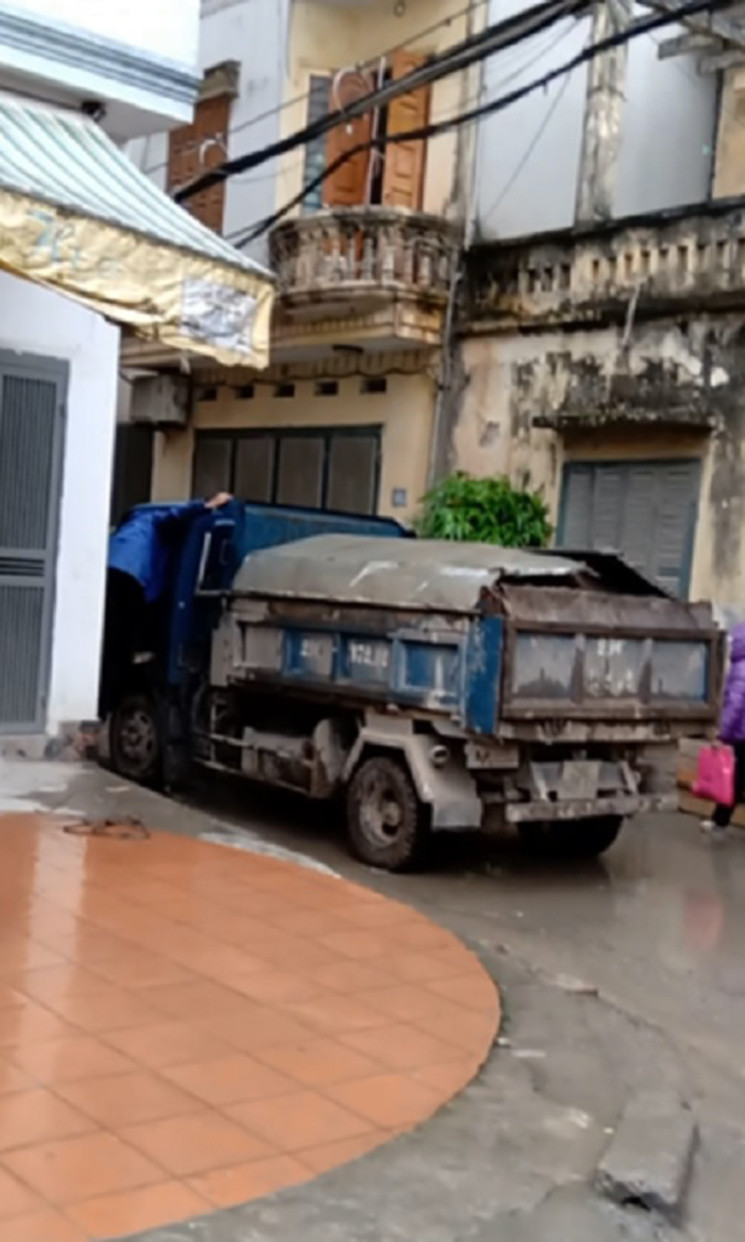 Những chiếc xe tải chở vật liệu xây dựng có dấu hiệu quá khổ, quá tải.