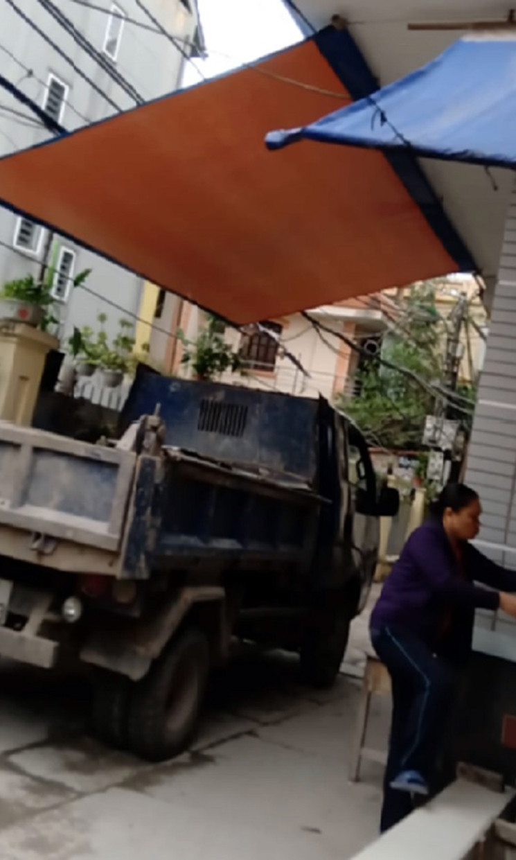 Những chiếc xe tải chạy luồn lách vào các ngõ ngách ở khu dân cư số 15 của tổ dân phố 46, 47 với tốc độ rất nhanh khiến người dân khiếp sợ.