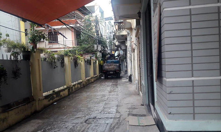 Ông T. cho biết thêm: “Chúng tôi sợ lắm vì có lúc xe chạy rất nhanh tiềm ẩn tai nạn cho người dân rất cao, trong khi ngõ ngách lại nhỏ. Đối với UBND phường không trực tiếp xuống ở với dân, không biết được nên không giải quyết dứt điểm”.