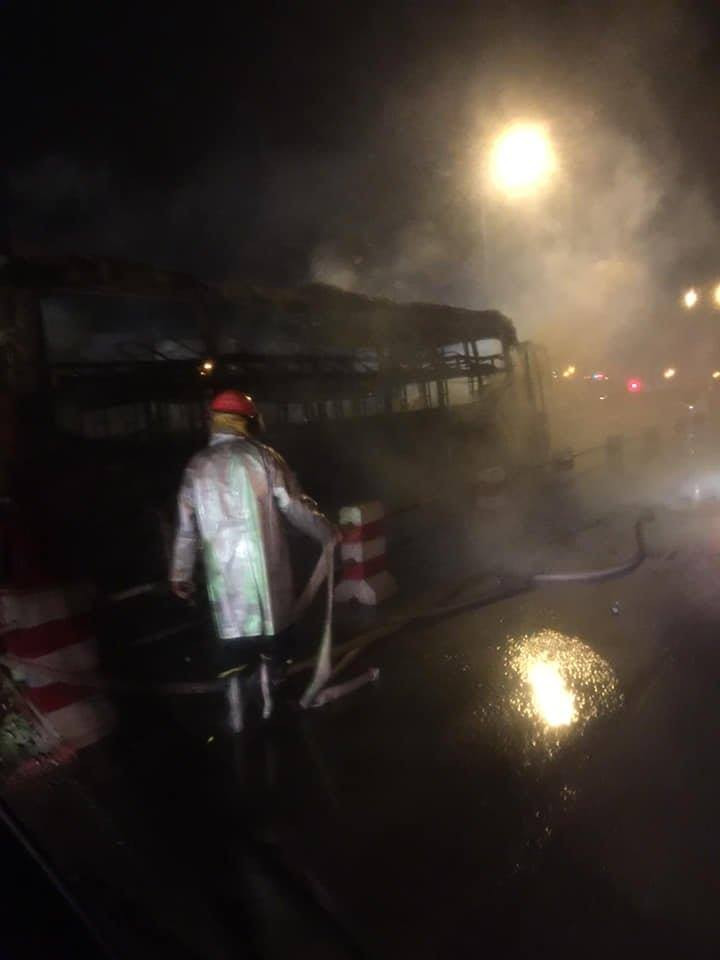 Xe khach 45 cho boc chay khi dang luu thong, khach hoang loan bo chay-Hinh-2